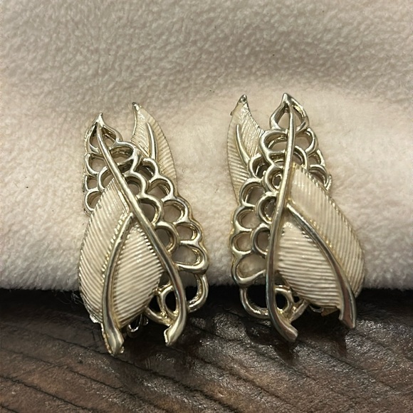 Vintage Clip on Earrings - Picture 1 of 7